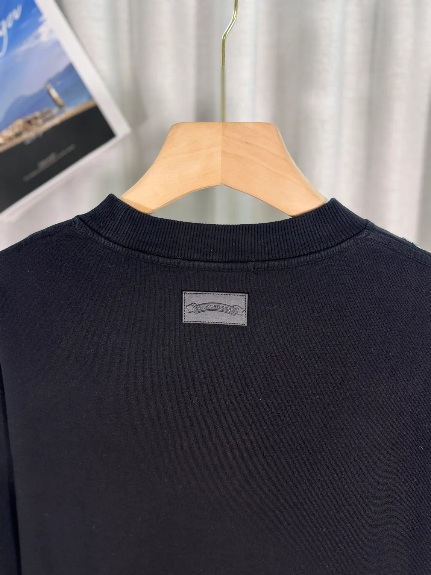 P260 top version, real shot without P, ​​different from market currency) 𝗖𝗵𝗿𝗼𝗺𝗲 𝗛𝗲𝗮𝗿𝘁𝘀/Cro Heart 2025 washed patch embroidery autumn and winter new original single counter American laser burnt 3D three-dimensional color embroidered couple casual sweatshirt 👑The highest version! Customized fabric 420g tripe terry fabric! American acid-washed and distressed original fabric laser burnt ✟appliqué embroidery and exquisite embroidery of letters! The best-selling model in the counter, very comfortable to wear. Accessories: original molded and authenticated collar label➕100% silk wash label. Genuine purchase-grade original hangtag➕matching hanging rope➕3D hanging beads➕original packaging bag. Craftsmanship: The original version has consistent wiring! The highest version of the armhole matching technique! Color: White Black Size: S M L XL Style No.: 9313